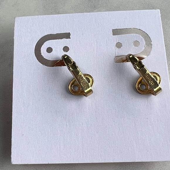 Vintage Trifari White Round Disc Clip-On Earrings - Picture 4 of 7